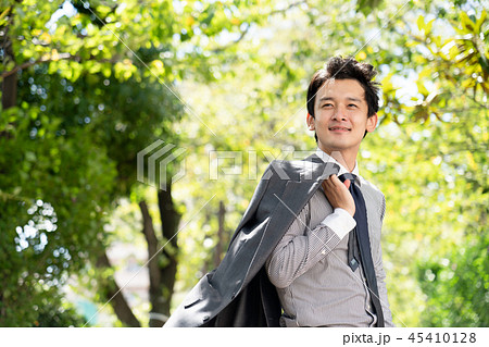 外を歩くビジネスマン 45410128