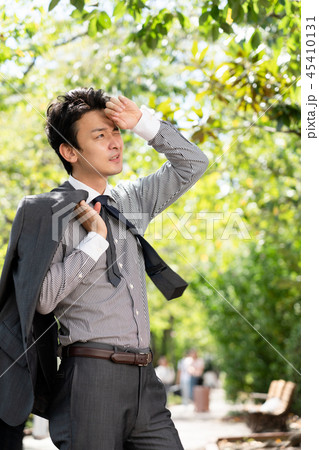 外を歩くビジネスマン 45410131