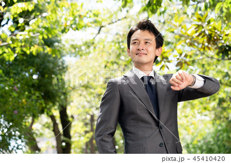 腕時計を見るビジネスマン 腕時計を見るビジネスマン 45410420