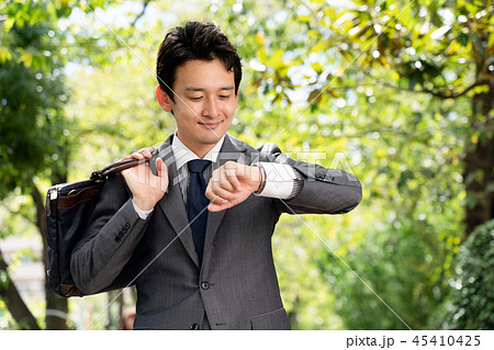 腕時計を見るビジネスマン 腕時計を見るビジネスマン 45410425