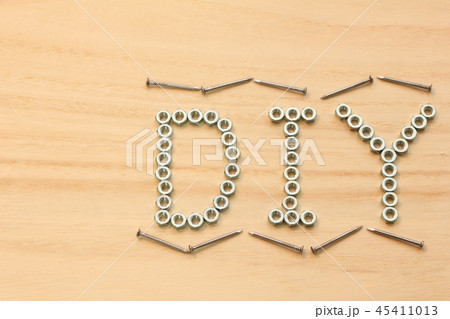 六角ナットで木の板の上に書かれた「DIY」の文字。 六角ナットで木の板の上に書かれた「DIY」の文字。 45411013