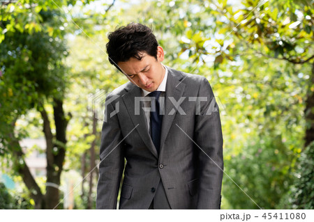 落ち込んでいるビジネスマンイメージ 落ち込んでいるビジネスマンイメージ 45411080