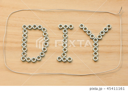 六角ナットで木の板の上に書かれた「DIY」の文字。 六角ナットで木の板の上に書かれた「DIY」の文字。 45411161