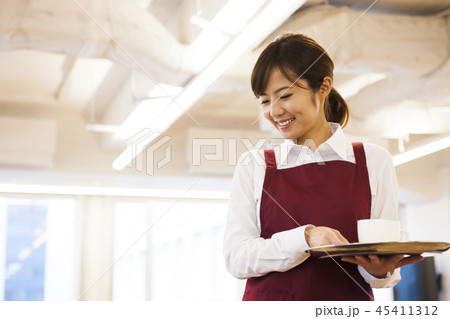 カフェ レストラン 女性 若い女性 人物 飲食店 店員 ウェイトレス アルバイト パート カフェ レストラン 女性 若い女性 人物 飲食店 店員 ウェイトレス アルバイト パート 45411312