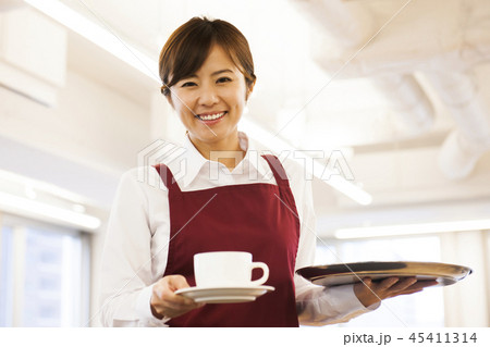 カフェ　レストラン　女性　若い女性　人物　飲食店　店員　ウェイトレス　アルバイト　パート　　　　　　 45411314