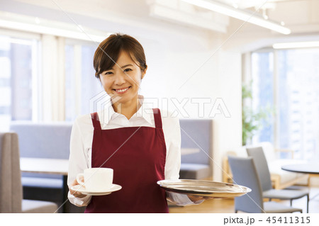 カフェ　レストラン　女性　若い女性　人物　飲食店　店員　ウェイトレス　アルバイト　パート　　　　　　 45411315