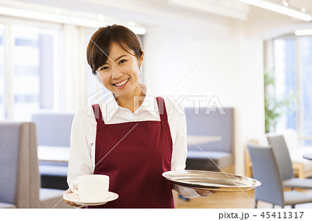 カフェ レストラン 女性 若い女性 人物 飲食店 店員 ウェイトレス アルバイト パート カフェ レストラン 女性 若い女性 人物 飲食店 店員 ウェイトレス アルバイト パート 45411317