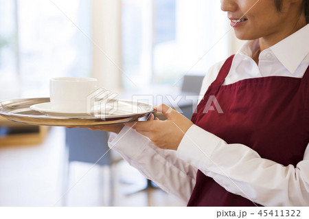 カフェ　レストラン　女性　若い女性　人物　飲食店　店員　ウェイトレス　アルバイト　パート　　　　　　 45411322
