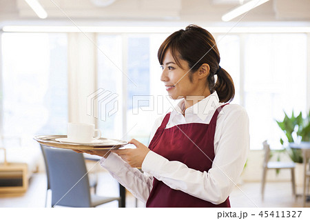 カフェ レストラン 女性 若い女性 人物 飲食店 店員 ウェイトレス アルバイト パート カフェ レストラン 女性 若い女性 人物 飲食店 店員 ウェイトレス アルバイト パート 45411327