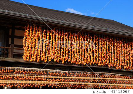 枯露柿(ころ柿)と古民家　甲州市 45412067