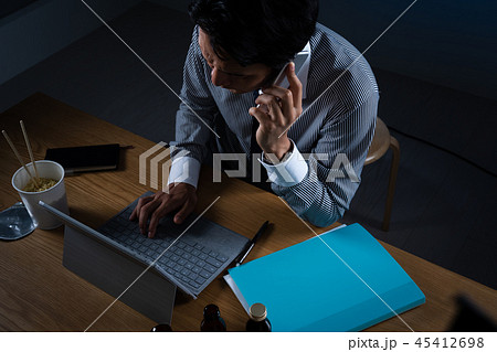 残業をするビジネスマンイメージ、電話する 45412698