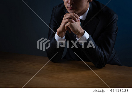 シリアスなイメージのビジネスマン 45413183