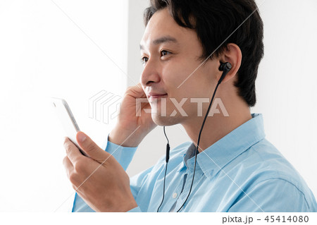 スマートフォンで音楽を聴く男性 スマートフォンで音楽を聴く男性 45414080