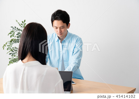打ち合わせをする男性と女性 打ち合わせをする男性と女性 45414102