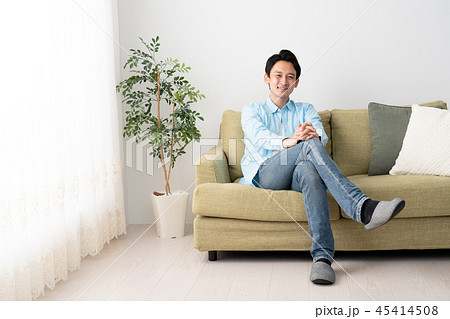 足を組んでいる若い男性 45414508