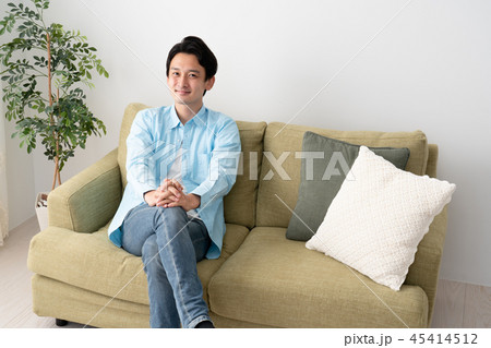 足を組んでいる若い男性 足を組んでいる若い男性 45414512