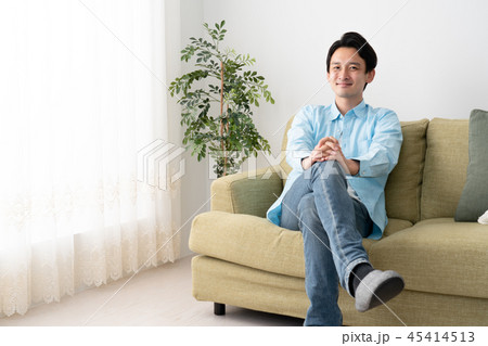 足を組んでいる若い男性 45414513