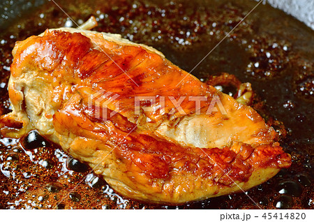 照り焼きチキンを焼く 45414820