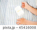 ２歳半の手とワセリン 45416008
