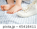 ２歳半の足と靴（１６センチ）１ 45416411