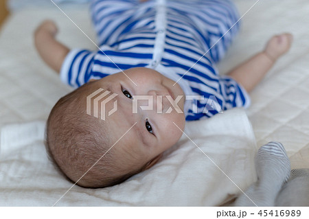 笑顔の新生児 笑顔の新生児 45416989