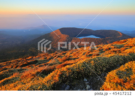 韓国岳から朝焼けの大浪池を望む 韓国岳から朝焼けの大浪池を望む 45417212