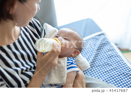笑顔の新生児と母親 45417687