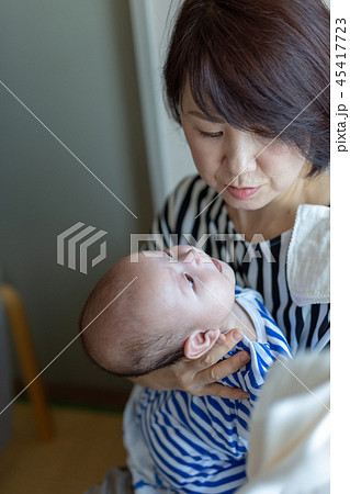 笑顔の新生児と母親 45417723
