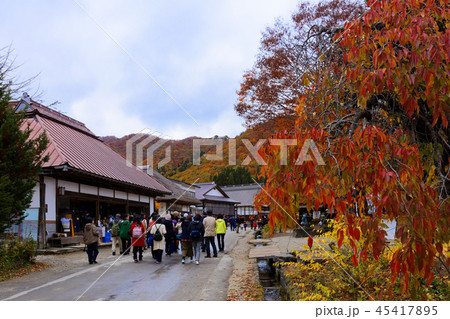 大内宿の紅葉 吉美屋の写真素材
