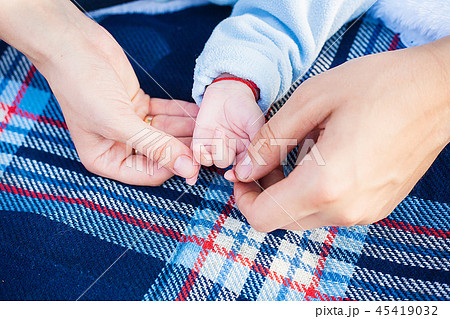 Mom and Dad hold the hand of his young child 45419032