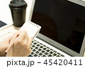 真面目に仕事する20代のOL。パソコン・タブレット・スマホ・書類・パスポート。真剣に考える。悩む。 45420411