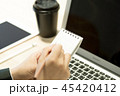 真面目に仕事する20代のOL。パソコン・タブレット・スマホ・書類・パスポート。真剣に考える。悩む。 45420412