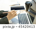 真面目に仕事する20代のOL。パソコン・タブレット・スマホ・書類・パスポート。真剣に考える。悩む。 45420413