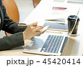 真面目に仕事する20代のOL。パソコン・タブレット・スマホ・書類・パスポート。真剣に考える。悩む。 45420414