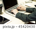 真面目に仕事する20代のOL。パソコン・タブレット・スマホ・書類・パスポート。真剣に考える。悩む。 45420430