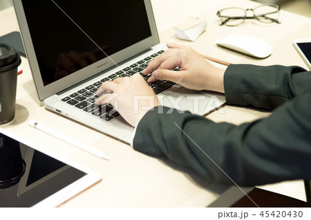 真面目に仕事する20代のOL。パソコン・タブレット・スマホ・書類・パスポート。真剣に考える。悩む。 真面目に仕事する20代のOL。パソコン・タブレット・スマホ・書類・パスポート。真剣に考える。悩む。 45420430