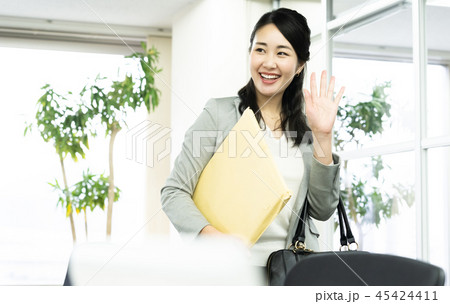 外回りに出かけるビジネスウーマン 45424411