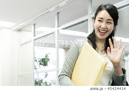 外回りに出かけるビジネスウーマン 外回りに出かけるビジネスウーマン 45424414