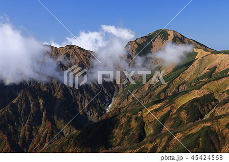 東北飯豊連峰　飯豊山山頂への道　切合小屋稜線からの紅葉の大日岳を望む 45424563