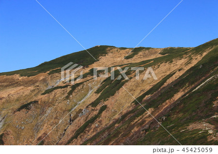 東北飯豊連峰　飯豊山山頂への道　切合小屋稜線から山頂を望む　 45425059