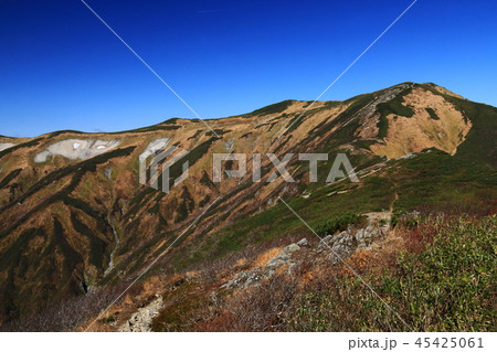 東北飯豊連峰　飯豊山山頂への道　切合小屋稜線から山頂を望む　 45425061