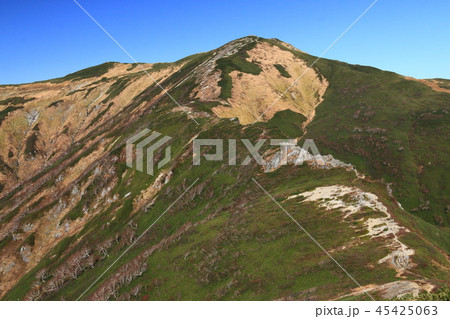 東北飯豊連峰　飯豊山山頂への道　切合小屋稜線から山頂を望む　 45425063