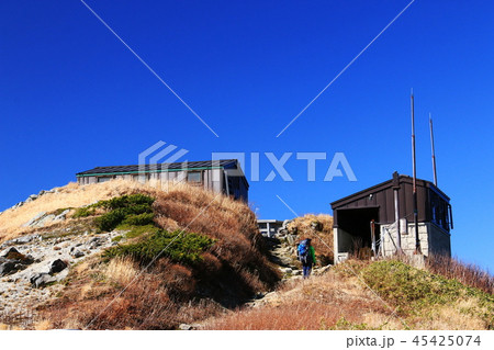 東北飯豊連峰 飯豊山山頂への道 山頂直下 本山小屋を仰ぎ見る 東北飯豊連峰 飯豊山山頂への道 山頂直下 本山小屋を仰ぎ見る 45425074