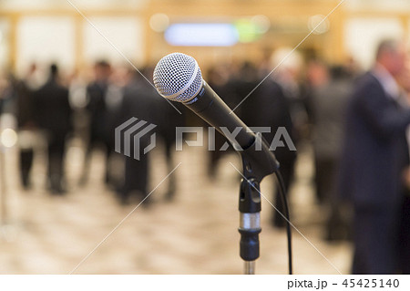 室内イベント会場でのマイク 45425140