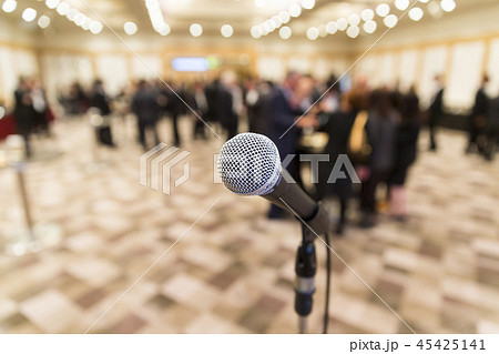 室内イベント会場でのマイク 45425141