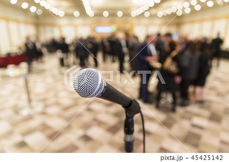 室内イベント会場でのマイク 45425142