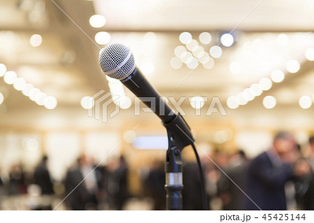 室内イベント会場でのマイク 45425144