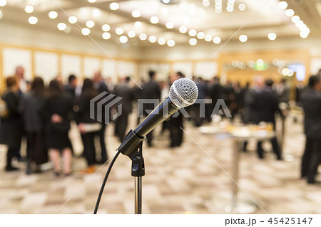 室内イベント会場でのマイク 45425147
