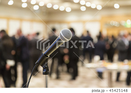 室内イベント会場でのマイク 45425148