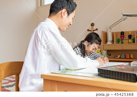 女の子、子供部屋、家庭教師、勉強 45425368